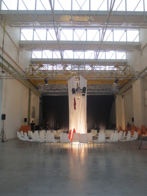 Salle du defile la grande halle préparation mise en scene grandes jambes talons rouges avant l'arrivée du public