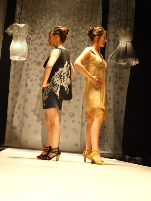 Défilé 2016, sacha leemans, photos nicolas bard, créations uniques, coloré, femmes rondes, toutes les femmes, défilé de mode, saone et loire, Montceau-les-Mines, Embarcadère, styliste, cratrice de mode, couturière, pieces uniques, evenement incroyable, Virginie Reniaud (coiffures), Perle d'O (maquillages), Moulin Fleurs ( décorations florals), Katty Verstraeten( bijoux), Berthe aux Grands Pieds( collants), Labozero (production audiovisuelle), Christophe Leusiau (musique), Singer (Fournitures), La Mine de Chocolat ( vin d’honneur), Nec Traiteur (vin d’honneur), Cavavin de Montceau (vin d’honneur), la Cave de Genouilly (vin d’honneur), Lution71 (logistique), Centre Com (Communication), E.Leclerc (chaussures).ombres, fumée de scène, attente, curieusitée, coulisses, instalation du publique, répétitions, chaises, grilles, assistantes, bijoux, chaussures, bénévoles, maquillage de professionelles, coiffures de star, vetements, noms eds mannequins, ordre de passage, décor lumineux, robes abatjours, argenté et blanc, impressions de poids a la main
