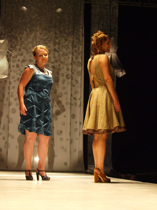 Défilé 2016, sacha leemans, photos nicolas bard, créations uniques, coloré, femmes rondes, toutes les femmes, défilé de mode, saone et loire, Montceau-les-Mines, Embarcadère, styliste, cratrice de mode, couturière, pieces uniques, evenement incroyable, Virginie Reniaud (coiffures), Perle d'O (maquillages), Moulin Fleurs ( décorations florals), Katty Verstraeten( bijoux), Berthe aux Grands Pieds( collants), Labozero (production audiovisuelle), Christophe Leusiau (musique), Singer (Fournitures), La Mine de Chocolat ( vin d’honneur), Nec Traiteur (vin d’honneur), Cavavin de Montceau (vin d’honneur), la Cave de Genouilly (vin d’honneur), Lution71 (logistique), Centre Com (Communication), E.Leclerc (chaussures).ombres, fumée de scène, attente, curieusitée, coulisses, instalation du publique, répétitions, chaises, grilles, assistantes, bijoux, chaussures, bénévoles, maquillage de professionelles, coiffures de star, vetements, noms eds mannequins, ordre de passage, décor lumineux, robes abatjours, argenté et blanc, impressions de poids a la main