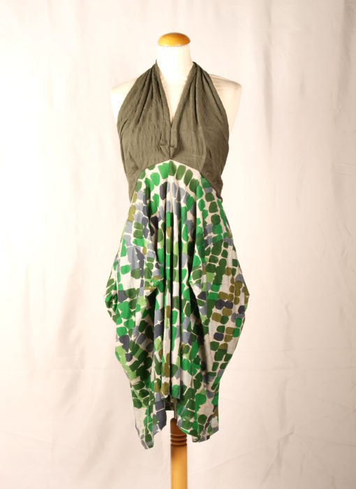 Robe verte dos nu Colection été 2013 avec volum sur les hanches décolté en Vs