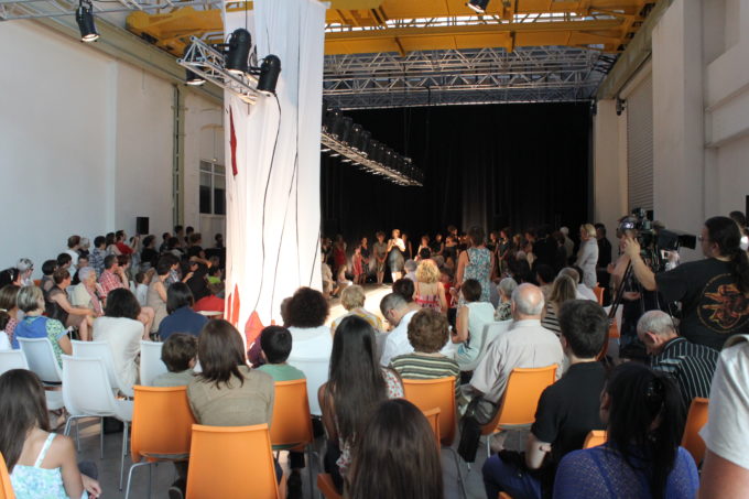 Salle du défilé rempli 500 personnes spactateurs décor